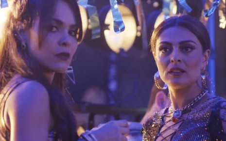 Alessia (Hylka Maria) e Bibi (Juliana Paes) avistam amante do traficante chegando na festa - Reprodução/TV Globo