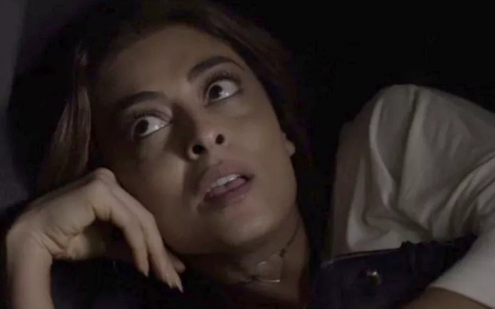 Bibi (Juliana Paes) se esconde no porta-malas para fugir em cena de A Força do Querer - Reprodução/TV Globo