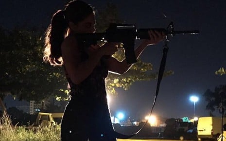 Juliana Paes (Bibi) segura fuzil na versão bandidona em foto postada pela autora Gloria Perez - Reprodução/Instagram