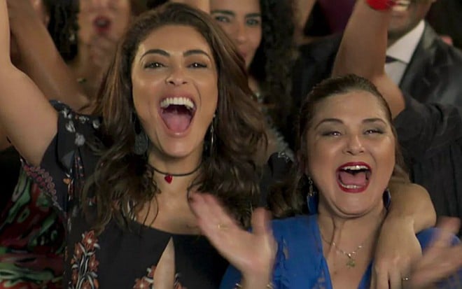 Juliana Paes (Bibi) e Elizângela (Aurora) têm parceria entrosada como mãe e filha na novela - Reprodução/TV Globo