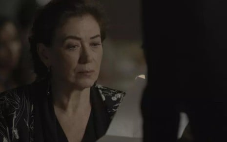 Silvana (Lilia Cabral) fica chocada com o resultado do exame da vilã em A Força do Querer - Reprodução/TV Globo