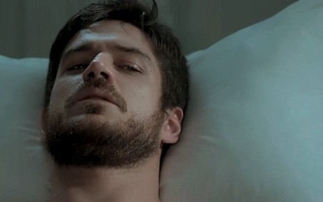 Zeca (Marco Pigossi) agonizou no hospital no capítulo de ontem (4) de A Força do Querer - Reprodução/TV Globo