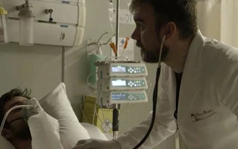 Zeca (Marco Pigossi) é socorrido por enfermeiro em cena de hoje (4) de A Força do Querer - Reprodução/TV Globo