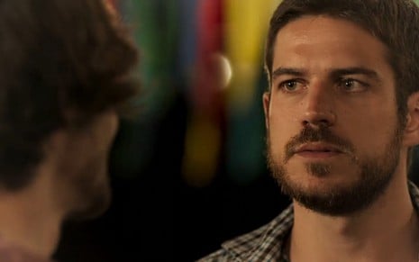 Zeca (Marco Pigossi) enfrenta Ruy (Fiuk) em cena de A Força do Querer, novela das nove - Reprodução/TV Globo