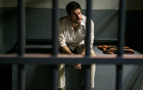 Zeca (Marco Pigossi) passará a noite na cadeia em A Força do Querer, novela das nove - Raquel Cunha/TV Globo