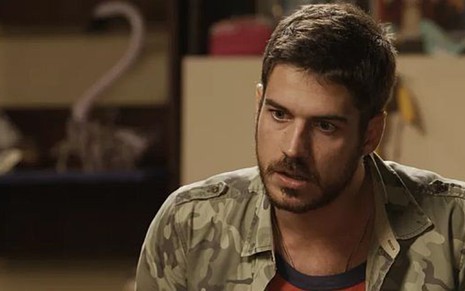 Marco Pigossi (Zeca) em cena de A Força do Querer; motorista levará prensa da namorada - Reprodução/TV Globo