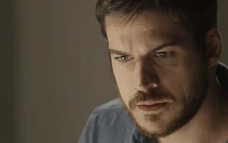 Marco Pigossi (Zeca) em A Força do Querer; caminhoneiro dirá que ficou no pé da ex-noiva - Reprodução/TV Globo