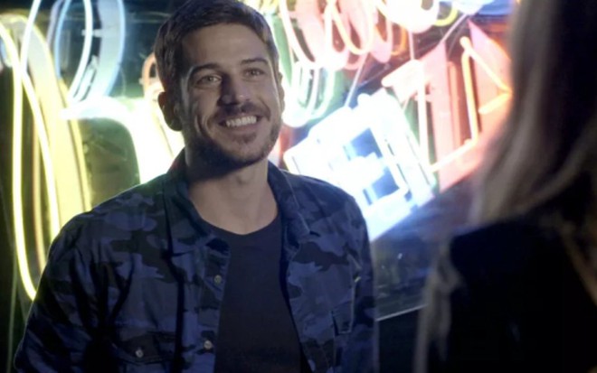 Zeca (Marco Pigossi) mostra o ônibus com o nome da amada em cena de A Força do Querer - Reprodução/TV Globo