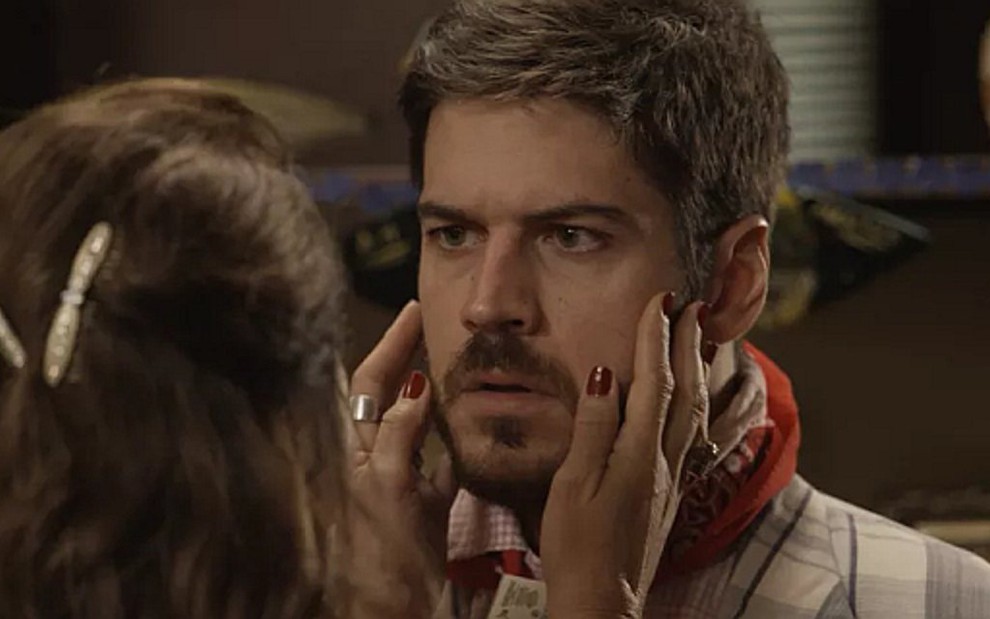 Almerinda (Fafá de Belém) revelará que é mãe de Zeca (Marco Pigossi) em A Força do Querer - Reprodução/TV Globo