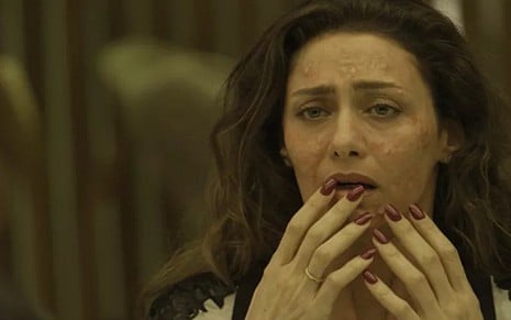 Joyce (Maria Fernanda Cândido) se desespera com reação alérgica em A Força do Querer - Reprodução/TV Globo