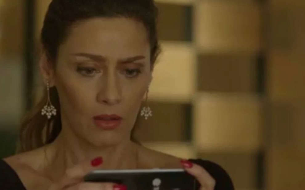 Joyce (Maria Fernanda Cândido) se choca com vídeo de briga do filho em A Força do Querer - Reprodução/TV Globo