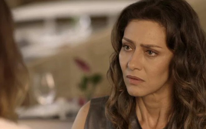 Joyce (Maria Fernanda Cândido) questiona Cibele (Bruna Linzmeyer) em A Força do Querer - Reprodução/TV Globo