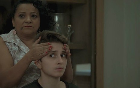 Neide (Rosa Malagueta) faz reza para 'curar' Ivan (Carol Duarte) em A Força do Querer - Reprodução/Globo