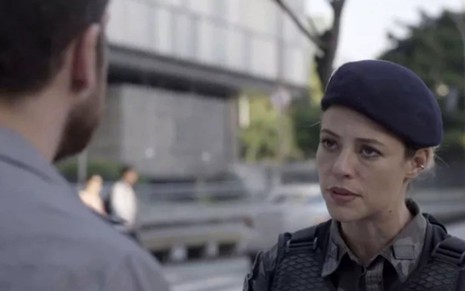 Jeiza (Paolla Oliveira) vai abordar Zeca (Marco Pigossi) em cena de A Força do Querer - Reprodução/TV Globo