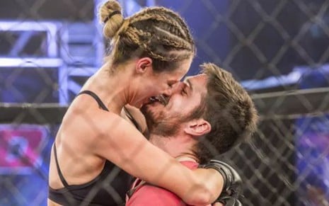 Jeiza (Paolla Oliveira) dá beijaço em Zeca (Marco Pigossi) após vitória em A Força do Querer - Fábio Rocha/TV Globo