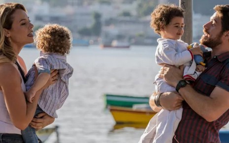 Jeiza (Paolla Oliveira) e Zeca (Marco Pigossi) com os dois filhos em cena do último capítulo - Reprodução/TV Globo