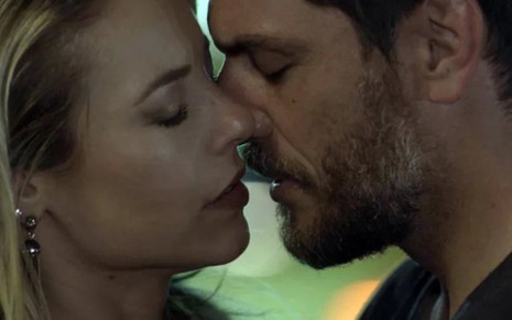 Jeiza (Paolla Oliveira) e Caio (Rodrigo Lombardi) vão se beijar no capítulo desta segunda (4) - Reprodução/TV Globo
