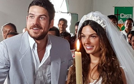 Ritinha (Isis Valverde) em seu casamento com Zeca (Marco Pigossi); ela cometerá bigamia - Reprodução/Globo