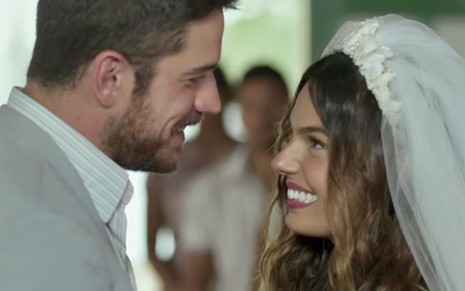 Ritinha (Isis Valverde) aceitará pedido de casamento de Zeca (Marco Pigossi) no final da trama - Reprodução/TV Globo