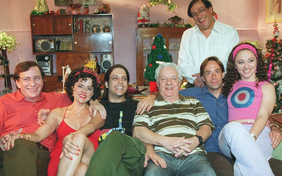 Elenco de A Grande Família em 2001; quatro primeiras temporadas serão reprisadas - Fotos: Divulgação/TV Globo