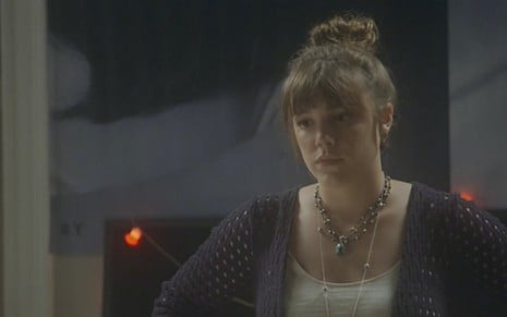 Alice Wegmann (Isabela) em cena de A Lei do Amor; garota desaparecerá em passeio de barco - Reprodução/TV Globo