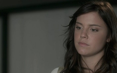 Alice Wegmann (Marina) em cena de A Lei do Amor; massagista se irritará com suspeita - Reprodução/TV Globo