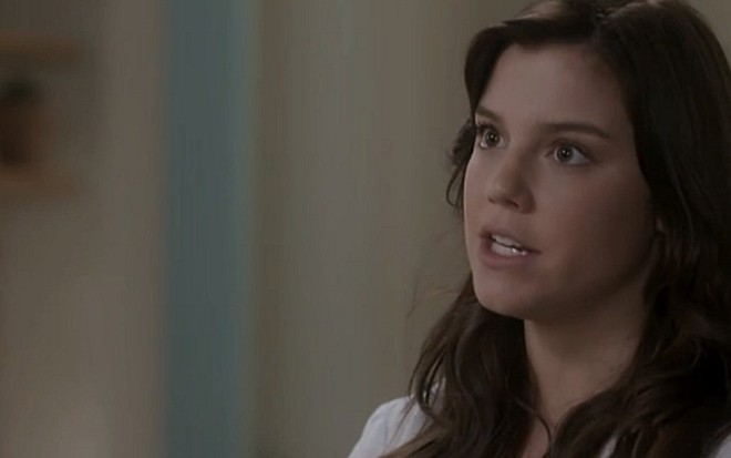 Alice Wegmann (Marina) em cena de A Lei do Amor; massagista será abordada no trabalho - Reprodução/TV Globo