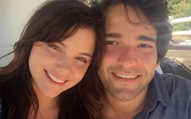 Alice Wegmann e Humberto Carrão gravam o último capítulo de A Lei do Amor em Paraty - Matheus Malafaia/TV Globo