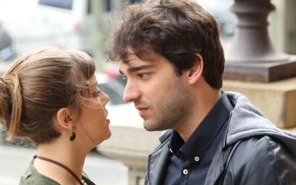 Alice Wegmann (Isabela) e Humberto Carrão (Tiago) em cena de A Lei do Amor, da Globo - Carol Caminha/TV Globo