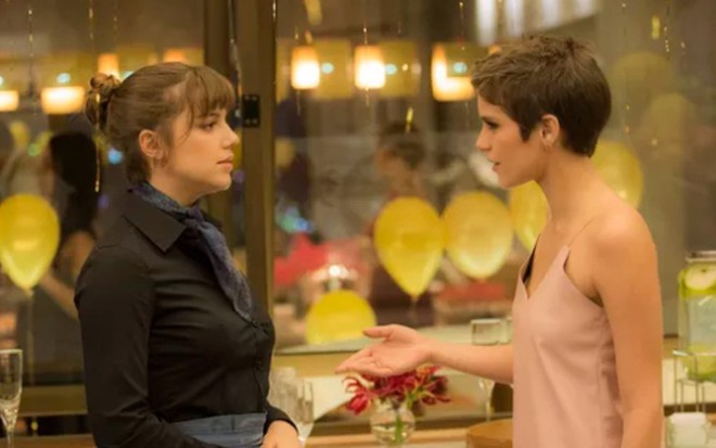 Alice Wegmann (Isabela) e Isabella Santoni (Letícia) em  cena de A Lei do Amor - Raphael Dias/TV Globo