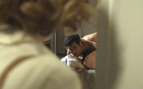 Vitória (Camila Morgado) flagra Ciro (Thiago Lacerda) na cama com Mag (Vera Holtz) - Reprodução/Globo