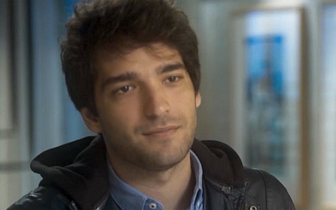 Humberto Carrão (Tiago) em A Lei do Amor; rapaz ficará desconfiado da namorada - Reprodução/TV Globo