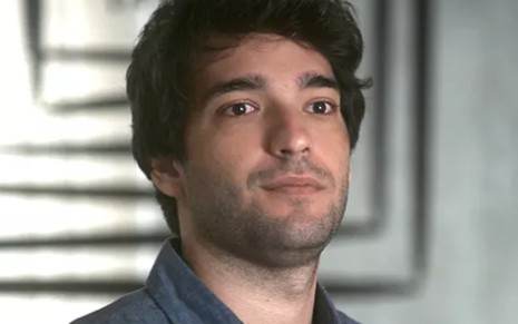 Humberto Carrão (Tiago) em cena de A Lei do Amor; jovem será surpreendido pelo sogro - Reprodução/TV Globo