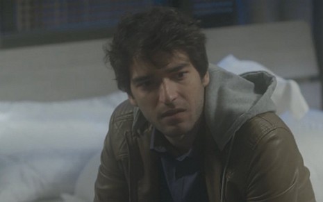Humberto Carrão (Tiago) em cena de A Lei do Amor; jovem ficará confuso após ataque - Reprodução/TV Globo