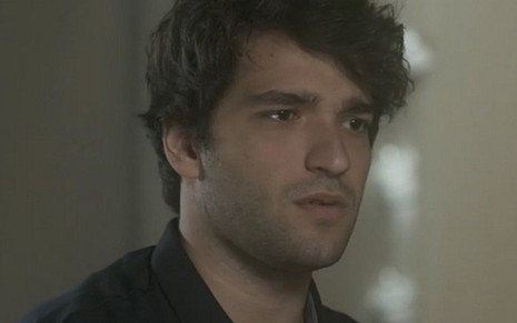 Humberto Carrão (Tiago) em A Lei do Amor; personagem sairá à procura da namorada - Reprodução/TV Globo