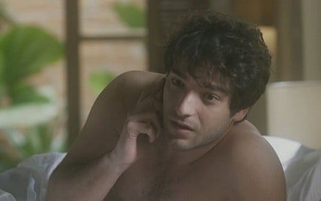 Humberto Carrão (Tiago) em a A Lei do Amor; mocinho acordará desnorteado no motel - Reprodução/TV Globo