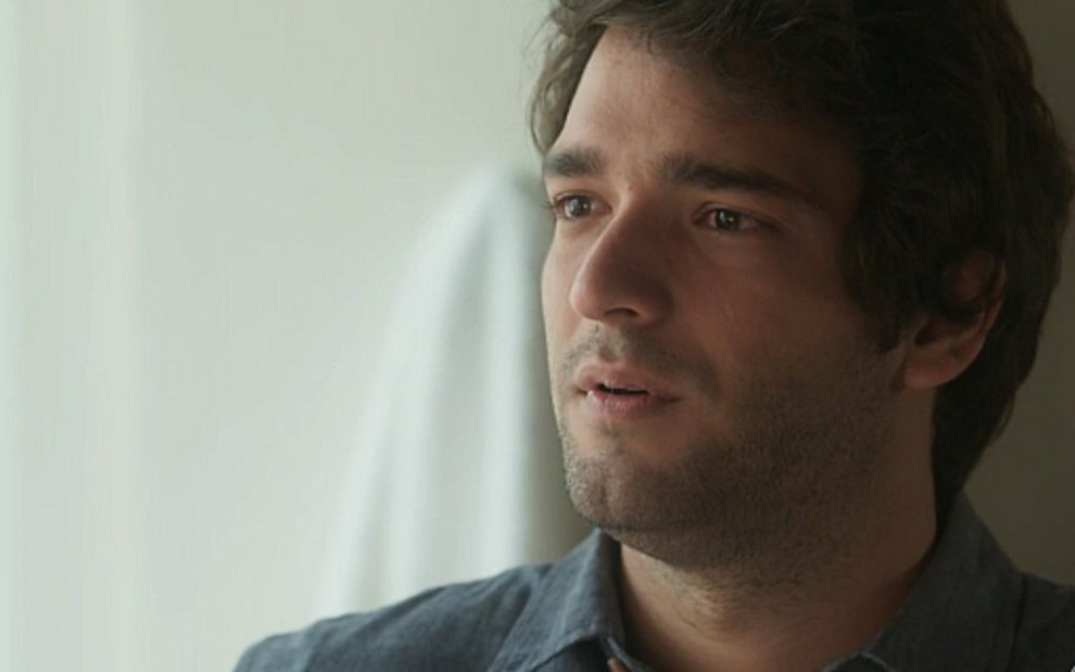 Humberto Carrão (Tiago) em cena de A Lei do Amor; personagem deixará carta na empresa - Reprodução/TV Globo