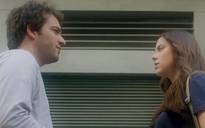 Humberto Carrão (Tiago) e Alice Wegmann (Marina) em cena de A Lei do Amor - Reprodução/TV Globo