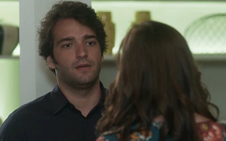 Humberto Carrão e Alice Wegmann em A Lei do Amor; Tiago invadirá o quarto de Marina - Reprodução/TV Globo