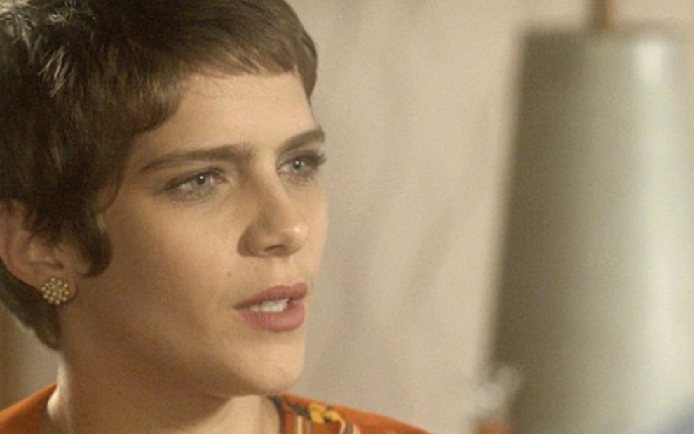 Isabella Santoni (Letícia) em cena de A Lei do Amor; garota decidirá trabalhar na tecelagem - Reprodução/TV Globo