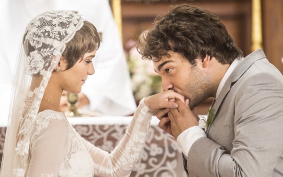 Letícia (Isabella Santoni) e Tiago (Humberto Carrão) se casam em cena de A Lei do Amor - Mauricio Fidalgo/TV Globo