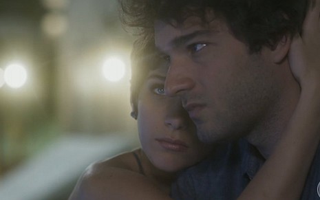 Isabella Santoni (Letícia) e Humberto Carrão (Tiago) em cena de A Lei do Amor, da Globo - Reprodução/TV Globo
