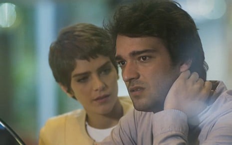 Letícia (Isabella Santoni) dá apoio a Tiago (Humberto Carrão) em cena de A Lei do Amor - Reprodução/TV Globo
