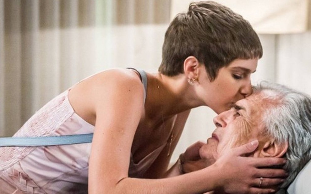 Letícia (Isabella Santoni) beija Fausto (Tarcísio Meira) em cena de A Lei do Amor - Paulo Belote/TV Globo