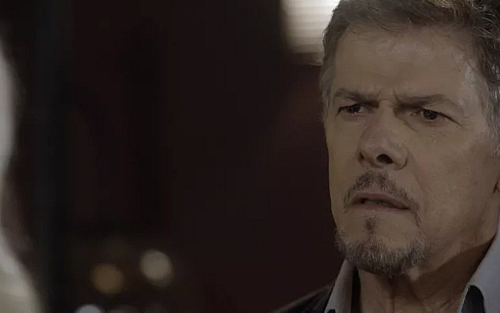 José Mayer (Tião) em cena de A Lei do Amor; vilão ameaçará falsa beata com barra de ferro - Reprodução/TV Globo