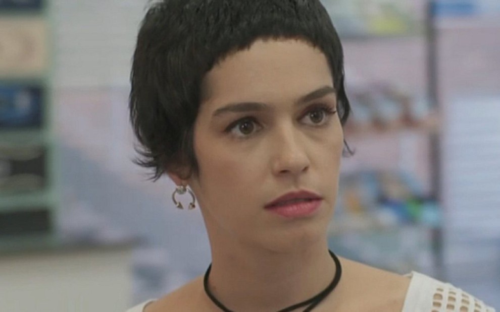 Maria Flor (Flávia) em cena de A Lei do Amor; DJ acreditará em mentira contada pelo vilão - Reprodução/TV Globo