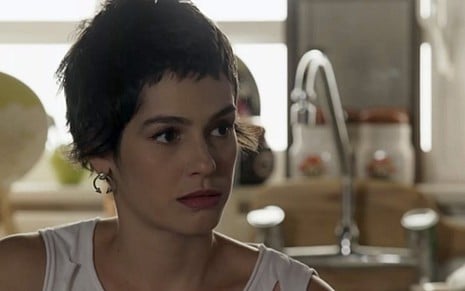 Maria Flor (Flávia) em cena de A Lei do Amor; DJ vai buscar informações sobre sua origem - Reprodução/TV Globo