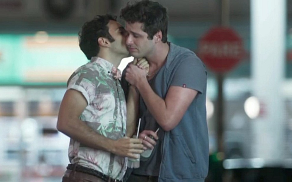 Gledson (Raphael Ghanem) dá beijo comportado em Wesley (Gil Coelho) em A Lei do Amor - Reprodução/TV Globo