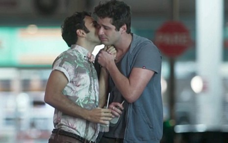 Gledson (Raphael Ghanem) dá beijo comportado em Wesley (Gil Coelho) em A Lei do Amor - Reprodução/TV Globo