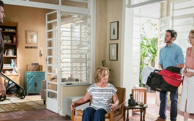 Ciro (Thiago Lacerda) vai à casa de Vitória (Camila Morgado) e Augusto (Ricardo Tozzi) - Raquel Couto/TV Globo